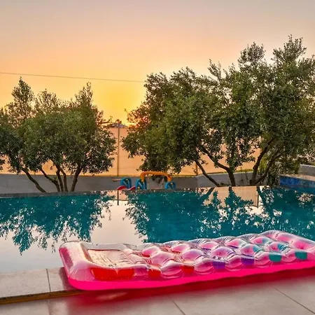 Beyza - 2 Bedrooms With Jacuzzi In Βίλα *